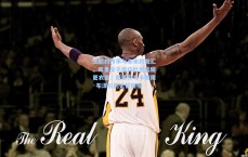 王朝的传承与未来的交汇，库里父子造访杜克蓝魔更衣室，斯蒂芬与卡梅隆·布泽尔历史性同框