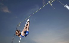 龙赛罗战术剖析，阿隆索高压理想遇冷，姆巴佩维尼修斯逼抢缺失致中场失控